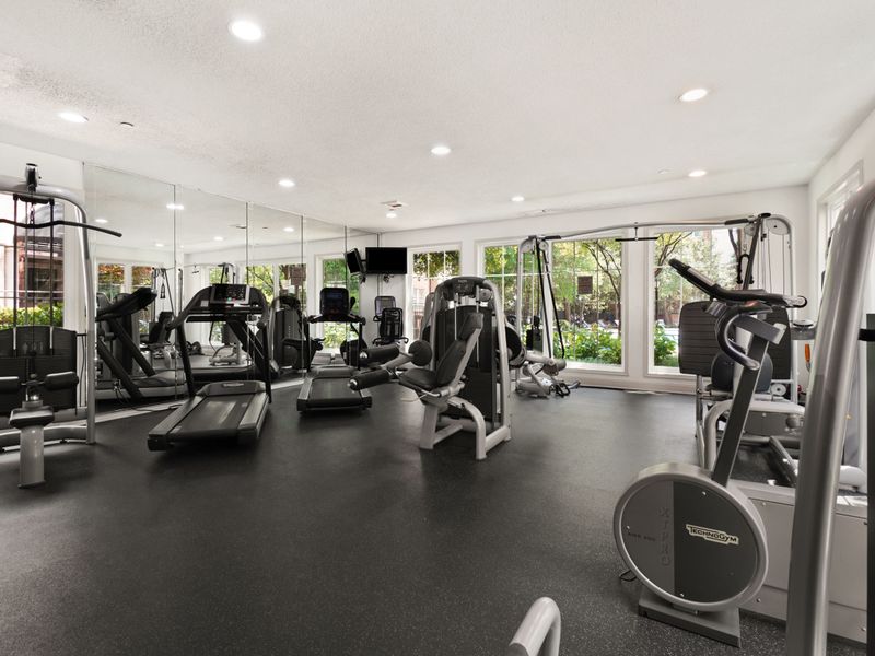 Symbolfoto: Trainingsgeräte in einem hellen Fitnessstudio