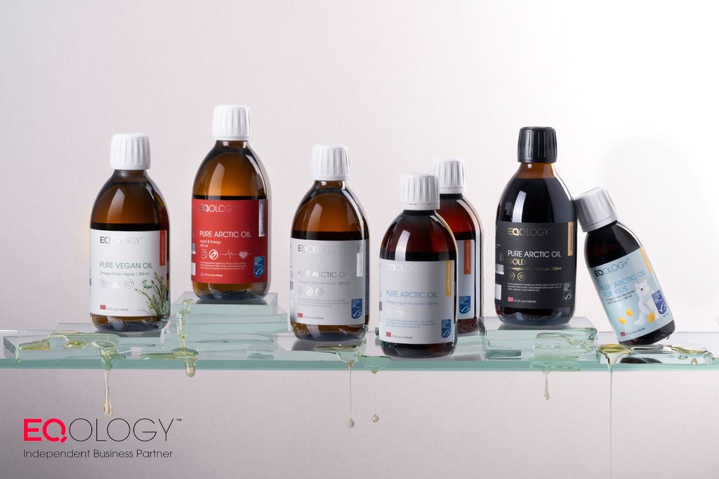 Mehrere Flaschen der Omega-3-Produktfamilie von Eqology, darunter Pure Arctic Oil und Pure Vegan Oil, auf einer Glasplatte